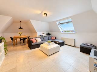 In het charmante Duinbergen vind je dit leuke appartement dat comfort en licht perfect combineert. Leuke locatie vlakbij het strand, de tramhalte en op korte afstand van Knokke-centrum.<br /><br />Indeling:<br />Inkomhal met gezellige woonkamer en open keuken die volledig voorzien is van alle apparatuur. Achteraan bevinden zich twee slaapkamers en een badkamer met dubbele lavabo en ligbad. Daarnaast beschikt het appartement over een ruime berging met aansluiting voor een wasmachine en een apart toilet.<br /><br />Het appartement is beschikbaar vanaf 1 oktober 2026.<br />Er is geen lift in de residentie.<br /><br />Huurprijs per maand: 850 euro huur + 50 euro forfaitaire syndicuskosten.<br /><br />Bezoeken? Contacteer Willem Cauwels op Tel. 050/89.27.70