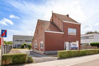 Op een centrale locatie in Bonheiden bevindt zich deze ruime woning met tal van mogelijkheden. De woning is gelegen aan de Schoolstraat 47 en staat op een mooi perceel van circa 9 are.<br />Binnen beschikt de woning over een ruime leefruimte met eet- en zithoek, een afzonderlijke keuken, een badkamer en verschillende praktische nevenruimtes. Met maar liefst vier slaapkamers biedt de woning voldoende plaats voor een groot gezin of voor wie behoefte heeft aan extra werk-, hobby- of logeerkamers.<br />De woning dient gerenoveerd te worden, maar vormt dankzij haar ruimte, indeling en perceeloppervlakte een uitstekende basis om volledig naar eigen smaak en wensen in te richten.<br />Rondom de woning bevindt zich een bijzonder ruime tuin met veel potentieel. De aanwezige garage en bijgebouwen zorgen bovendien voor extra opslag- en parkeermogelijkheden.<br /><br />Troeven: <br />✅ Vlak bij centrum Bonheiden<br />✅ Veel mogelijkheden<br />✅ Garage<br />✅ 9 Are<br />✅ ... <br /><br />Bent u op zoek naar een ruime gezinswoning die u volledig naar eigen hand kunt zetten? Dan is deze woning in het centrum van Bonheiden zeker een bezoek waard.<br /><br />Voor interactieve grondplannen met foto’s, ga naar www.wijns.be en klik op de knop “virtueel bezoek”.<br />Info &amp; afspraak:  ☎ 0473/33 33 10   ✉ geoffry@wijns.be