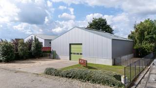 Dit bedrijfsgebouw, bestaande uit een ruime loods met een ingebouwde loft, beschikt over een totale oppervlakte van ca. 325 m² en is gelegen op een ruim perceel van maar liefst 2.508 m².<br />Het pand bevindt zich op een boogscheut van het centrum van Sleidinge en Evergem, in een ambachtelijke zone. Dankzij de nabijheid van de R4 Gent-Zelzate is het bedrijfsgebouw bovendien vlot bereikbaar vanuit Gent en de omliggende gemeenten.<br />Het gebouw dateert van 2014 en werd opgetrokken met een duurzame staalstructuur en geïsoleerde sandwichpanelen.<br /><br />Stedenbouwkundige inlichtingen: Vergunning uitgereikt, gelegen in gebied voor ambachtelijke bedrijven en kleine en middelgrote ondernemingen, geen rechterlijke herstelmaatregel of bestuurlijke maatregel opgelegd, geen recht van voorkoop van toepassing en niet gelegen in een risicozone voor overstromingen. P-score: A, G-score: A.<br /><br />Heeft u interesse in dit bedrijfsgebouw of wenst u meer informatie? Neem dan gerust contact op met Henry Van Tornhout – KMO Vastgoed via +32 474 13 37 93 of henry@kmovastgoed.be voor meer informatie of het inplannen van een bezichtiging.<br />
