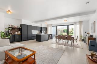 <p>Droom je van comfortabel en stijlvol wonen met een zonnige tuin, én dat op een topligging vlak bij het centrum van Sint-Niklaas? Dan is dit prachtige, recent gebouwde gelijkvloers appartement precies wat je zoekt!</p>

<p>Bij het binnenkomen word je meteen gecharmeerd door de verzorgde inkomhal, die toegang biedt tot alle ruimtes. De ruime slaapkamer van 16 m² garandeert rust en comfort, terwijl de moderne badkamer van 9 m² met inloopdouche en dubbele wastafel een echte eyecatcher is. Daarnaast zijn er nog een apart toilet en een handige technische berging.</p>

<p>Het absolute pronkstuk van dit appartement is de royale leefruimte van maar liefst 58 m². Dankzij de grote raampartijen baadt deze ruimte in het licht en geniet je van een prachtig zicht op én directe toegang tot de zonnige tuin. De volledig uitgeruste open keuken, voorzien van alle moderne toestellen en slimme opbergruimte, maakt het plaatje compleet – ideaal voor gezellige avonden en culinaire momenten.</p>

<p>Ook op vlak van energie en comfort zit je hier goed: met een ventilatiesysteem type D en een hoogrendementsketel woon je hier niet alleen aangenaam, maar ook energiezuinig.</p>

<p>Kortom: een instapklaar, modern appartement met tuin, ruimte en een uitstekende ligging, een unieke kans die je niet wil missen!</p>

<p>Plan vandaag nog je bezoek en laat je verrassen!</p>