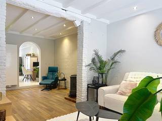 Knusse 2-slaapkamer woning met een mooie tuin en ruime garage. Qua indeling beschikt het gelijkvloers over een tweedelige leefruimte op parket, een zeer ruime, geïnstalleerde keuken met toegang tot de tuin, een wasplaats en badkamer met toilet, douche en ligbad. De verdieping omvat een nachthal en 2 slaapkamers. Een handig en gezellige indeling, gecombineerd met moderne materialen en een mooie bewoonbare oppervlakte van 125m² zijn dé pluspunten van deze woning. Dit gecombineerd met een frisse tuin met garage en achteringang maken het geheel compleet. Gelegen op de verbinding tussen Grobbendonk en Pulle is deze woning zeer makkelijk bereikbaar en ligt ze tevens op fietsafstand van al het nodige.