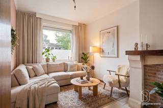 <p>Ontdek deze gezellige en instapklare woning in Ronse, ideaal gelegen vlak bij winkels, openbaar vervoer en belangrijke invalswegen.<br /><br />Indeling van de woning:<br />Gelijkvloers: U komt binnen via de inkomhal, die toegang geeft tot de gezellige woon- en eetkamer. Aansluitend vindt u de keuken en de recent vernieuwde badkamer.<br />Eerste verdieping: Hier bevinden zich drie slaapkamers.<br />Zolderverdieping: De geïsoleerde zolder biedt extra mogelijkheden. Alle aansluitingen zijn reeds voorzien om eenvoudig een vierde kamer te creëren.<br />Buitenruimte: Achteraan geniet u van een gezellige koer/terras met ruime praktische berging en aansluitend een aangenaam tuintje.<br /><br />De troeven van deze woning:<br />-Instapklaar<br />-EPC C — geen renovatieplicht<br />-Goedgekeurde elektriciteit<br />-Geïsoleerde daken<br />-Centrale verwarming op aardgas met condenserende ketel<br /><br />Interesse in deze leuke woning?<br />Contacteer ons via info@immobeguin.be</p>