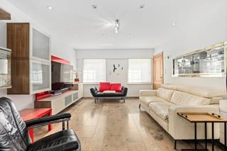 <p>Deze ruime woning in Temse combineert comfortabel wonen met een uitstekende bereikbaarheid nabij openbaar vervoer en belangrijke invalswegen. De woning is volledig instapklaar afgewerkt en beschikt over een gunstig EPC-label B, wat zorgt voor extra energiezuinigheid en wooncomfort. Binnen geniet u van royale leefruimtes, vier volwaardige slaapkamers en een praktische indeling voor het hele gezin. De gigantische zolder biedt bovendien nog heel wat mogelijkheden om extra kamers, een hobbyruimte of een bureau in te richten. Dankzij de garage, het terras en de verzorgde afwerking is dit een woning die meteen een warme thuisgevoel creëert.</p>
<p> </p>
<p>Belangrijkste ruimtes:<br />• Inkomhal (10 m²) met vlotte toegang tot de leefruimtes<br />• Ruime living (38 m²) met veel lichtinval<br />• Volledig ingebouwde keuken (17 m²)<br />• Berging (6 m²) met aansluiting voor wasmachine en droogkast<br />• Garage (18 m²) met automatische garagepoort<br />• Terras met aangename buitenruimte + dakterras<br />• Slaapkamer (18 m²)<br />• Slaapkamer op de zolder (37 m²) met tal van mogelijkheden<br />• Slaapkamer (18 m²)<br />• Slaapkamer (16 m²)<br />• Badkamer (13 m²) met ligbad, sauna, dubbele wastafel en toilet<br />• Extra Bergruimte op zolder (20 m²)</p>
<p>Troeven:<br />• Volledig instapklare woning met ruime indeling<br />• Energiezuinig wonen dankzij uitstekend EPC-label B<br />• Grote zolder met potentieel voor extra inrichting</p>
<p>Neem vandaag nog contact op met je ERA-makelaar voor een bezoek. JOUW DROOMHUIS. ZO GEVONDEN!</p>