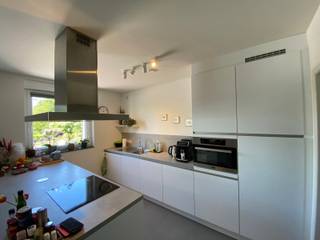Dit appartement bevindt zich op de eerste verdieping van een verzorgd complex en is bereikbaar via zowel de trap als de lift.Via de inkomhal betreden...