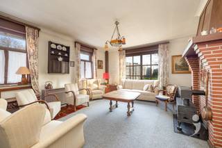 Maison entièrement rénovée avec garage et remise spacieuse dans un emplacement central près du centre de Tildonk.    La propriété comprend un hall...