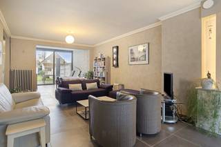 In the Karpelstraat in Veurne, we find this ready-to-move-in 3-bedroom house for sale. The house is quiet, yet close to the center, shops, schools...