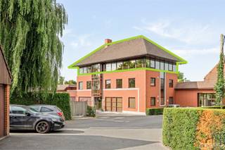 Dit duplexappartement in het centrum van Anzegem combineert ruimte, elegantie en een warme woonbeleving. De twee woonniveaus zorgen voor een huiselijk gevoel en geven het geheel een bijzonder aangename dynamiek. Bij het binnenkomen valt meteen de gezellige sfeer op, dankzij de houten accenten en natuurlijke materialen die doorheen het interieur zijn doorgetrokken.<br />De <strong>open leefruimte met haard</strong> vormt het kloppende hart van het appartement. Grote raampartijen brengen licht binnen en verbinden de leefruimte met het ruime terras, dat uitkijkt op open velden. Via de openslaande deuren vloeien binnen en buiten mooi in elkaar over, ideaal om in alle privacy van de omgeving te genieten. De <strong>keuken</strong> – uitgerust met houten kasten en een granieten werkblad – sluit naadloos aan op de eetruimte en biedt volop werk- en <strong>opbergmogelijkheden</strong>. Op de twee verdiepingen bevinden zich bovendien <strong>twee ruime slaapkamers en twee badkamers</strong>, beide voorzien van een bad waarin u heerlijk kunt ontspannen. De <strong>ingebouwde kasten</strong> zorgen overal voor extra comfort en praktische bergruimte. De grootste troef? <strong>2 grote terrassen</strong> met weids zicht over de velden.
<h3>Praktisch</h3>

<ul>
	<li>Appartement van 120m<sup>2</sup> met 25m<sup>2</sup> terras</li>
	<li>Studio van 84m<sup>2 </sup>met 12m<sup>2</sup> terras</li>
	<li>Huurprijs: € 875 / maand</li>
	<li>Syndic: € 60 / maand</li>
	<li>Optionele garage: € 50 / maand</li>
</ul>

<h3>Interesse? Schrijf je in voor het bezoekmoment op 4 december (16u–17u) of 8 december (16u30–17u30).</h3>
Kies een tijdsslot naar keuze via de zwarte knop 'maak nu een afspraak' op onze website. Heb je vragen? Contacteer Sarah via sarah@maesconceptimmo.be.