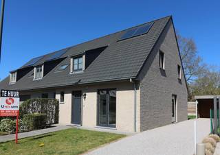 Deze stijlvolle half-open woning is centraal gelegen en geniet van een groot woonvolume met veel lichtinval. Gelegen in een zeer...