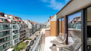 Prachtig gerenoveerd duplex appartement op de hoek van de Bayauxlaan en Leopoldlaan dicht bij de Lippenslaan in een kleinschalige residentie.<br />Inkom met berging en gastentoilet, zeer ruime lichtrijke leefruimte met volledig uitgeruste open keuken die uitgeeft op het royale terras. Ruime slaapkamer uitgevend op het terras met ensuite badkamer.<br />Op het verdiep bevinden zich nog 2 slaapkamers , toilet en ensuite badkamer.<br />Door de uitstekende oriëntatie van de 2 terrassen ( west zijde en zuidzijde) geniet u van de ganse namiddag van de zon en een aangenaam zijdelings zeezicht.<br />Het appartement is uitgerust met een warmtepomp en airco in de leefruimte én de slaapkamers.<br />Mogelijkheid tot aankoop van een autostaanplaats in de nabije omgeving.