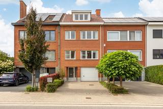 Deze te renoveren woning uit 1967 is gelegen in een rustige, residentiële wijk in Grimbergen. De woning heeft een bewoonbare oppervlakte van...