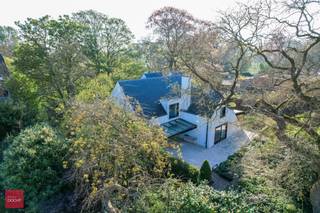 Verscholen in het groen van het Park Baron Casier te Waregem, op te frissen villa bestaande uit inkomhal, living met open haard, eetplaats,...