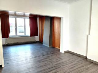 <p><span><strong>Vraag uw bezoek aan via info@optimusvastgoed.be!</strong></span><br /><span><strong>TE HUUR: Gesloten bebouwing met 2 slaapkamers in het centrum van Heusden!</strong></span><br /><span>Deze woning heeft een gunstige ligging in het centrum van Heusden, met allerhande faciliteiten op wandelafstand. Openbaar vervoer is tevens op wandelafstand en het commercieel centrum van Heusden bevindt zich op enkele minuten rijden.</span><br /><span>Recent is de woning (gedeeltelijk) gerenoveerd en voorzien van nieuwe ramen, een nieuwe keuken en een tweede badkamer. Op het gelijkvloers heeft u een ruime inkomhal, karaktervolle woonkamer, keuken en badkamer met douche en toilet. Op de eerste verdieping vindt u 2 slaapkamers en de 2de badkamer met ligbad en toilet. De woning heeft een volledig ingesloten terras.</span><br /><span><strong>Ligging:</strong></span><br /><span>In het centrum van Heusden, vlakbij allerhande faciliteiten met openbaar vervoer op wandelafstand.</span><br /><span><strong>Indeling:</strong></span><br /><span>- Gelijkvloers: inkomhal, woonkamer, keuken, badkamer.</span><br /><span>- Verdieping: 2 slaapkamers en badkamer met ligbad.</span><br /><span>- Buitenaanleg: terras en mogelijkheid tot parkeren.</span><br /><span><strong>Troeven:</strong></span><br /><span>- Gunstige ligging!</span><br /><span>- Nieuwe keuken!</span><br /><span>- 2 badkamers!</span><br /><span><strong>EPC E met certificaatnummer 20261007-0003965781-RES-1.</strong></span><br /><span><strong>Beschikbaar vanaf 01.11.2026.</strong></span></p>