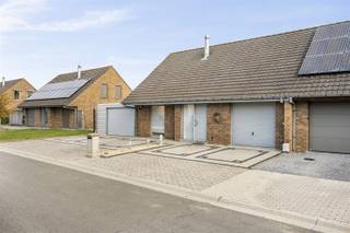 Aan de rand van het centrum treffen we deze instapklare, ruime woning. De halfopen bebouwing anno 1995 heeft een perceeloppervlakte van 520m²...