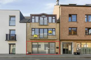 Op zoek naar bedrijfsvastgoed te koop in Kuurne? Dit praktisch ingedeelde pand van ca. 88 m² in de Twaalfde-Liniestraat is een interessante kans voor ondernemers, vrije beroepen of investeerders die een goed gelegen commerciële ruimte willen kopen in Kuurne.<br /><br />Dankzij de grote raampartijen geniet het pand van een aangename lichtinval en een professionele uitstraling.<br /><br />De indeling met verschillende aparte ruimtes maakt dit pand geschikt voor uiteenlopende professionele activiteiten. <br /><br />Indeling:<br />- Inkom met wachtruimte<br />- 4 aparte ruimtes<br />- Kitchenette<br />- Parkeerplaats<br /><br />Bent u op zoek naar bedrijfsvastgoed bestaande uit een kantoor te koop in Kuurne? Aarzel dan niet om ons te contacteren op het nummer 056 21 11 11.<br /><br />Bestuursmaatregelen in het maatregelenregister: nee