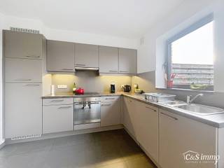 Instapklaar appartement (ca.85m²) met 2 slaapkamers en ruim terras (ca.16m²) in het centrum van Nieuwmoer. Inkomhal, apart toilet met handenwasser. Lichtrijke woon- en eetkamer (ca. 27m²) op tegelvloer, welke door middel van de schuifraam toegang geeft tot het ruime terras (ca.16m²). Ingerichte hoekkeuken met oven, kookplaat, dampkap en koelkast. Grenzend aan de keuken een berging met aansluiting wasmachine. 2 Slaapkamers (ca. 14-12m²) en ingerichte badkamer met ligbad, douche en badkamermeubel. <br />Privatieve garagebox 50 euro. Beschikbaar vanaf 1 mei.