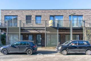 VALIMMAS verhuurt deze recente, eigentijdse woning met tuintje, 3 terrassen en een individuele garagebox in de ondergrondse verdieping...