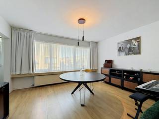 Op zoek naar een stijlvol en instapklaar appartement te huur in Merksem? Dit lichtrijke, vernieuwde pand combineert hedendaags comfort met een gunstig EPC B-label en een centrale ligging. Dankzij de nabijheid van winkels, openbaar vervoer en invalswegen geniet je hier dagelijks van optimaal wooncomfort.<br /><br />Indeling van het appartement eerste verdieping:<br />Inkomhal: Verwelkomende ruimte voorzien van een praktische ingemaakte kast.<br />Leefruimte: Royale, lichtrijke woonkamer met veel ruimte voor een zit- en eethoek.<br />Keuken: Volledig geïnstalleerd met kwalitatieve toestellen waaronder een vaatwasser, kookvuur, spoelbak, combi-microgolfoven, ijskast en vriezer.<br />Slaapkamer 1 (13m²): Ruime en rustige hoofdslaapkamer.<br />Slaapkamer 2 (9m²): wordt momenteel gebruikt als bureau en heeft toegang tot het terras.<br />Bureau: Veelzijdige open ruimte, ideaal als thuiskantoor of dressing.<br />Badkamer: Nette badkamer met handige aansluiting voor een wasmachine en droogkast.<br /><br />Bijzonderheden:<br /><br />-Energiezuinig: Gunstig EPC B-label<br />-Parkeren: Inclusief autostaanplaats in ondergrondse garage<br />-Opbergruimte: Extra privéberging inbegrepen<br />-Afwerking: Volledig vernieuwd en instapklaar<br />-Beschikbaar per 01/11/2026<br />-Vaste kosten bedragen 125 euro/maand inclusief voorschot water