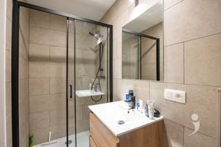 <p><span>Ontdek deze moderne studentenkamer in een kwalitatief vernieuwbouwproject, gelegen in de Frederik Lintstraat 83 in het hartje van Leuven. Het gebouw werd grondig vernieuwd met duurzame materialen en voldoet aan de hedendaagse normen inzake comfort en energiezuinigheid.<br />De kamer ligt op de 1ste verdieping en is uitgerust met een energiezuinige lucht-lucht warmtepomp voor verwarming in de winter en airco in de zomer. Ze wordt volledig bemeubeld verhuurd en beschikt over een bed zonder matras</span><span>,</span><span> Daarnaast heeft de kamer eigen sanitair (douche, lavabo) en een toilet voor privatief gebruik in de hal. In het gebouw is een volledig uitgeruste gemeenschappelijke keuken aanwezig. Ook is er een gezellig terras, ideaal om even te ontspannen en een fietsenstalling.<br />Dankzij de centrale ligging bevinden campussen, winkels en horeca zich op wandelafstand, een ideale uitvalsbasis voor studenten.<br />De foto's zijn afkomstig van referentiepanden en dienen ter illustratie van de afwerkingsgraad en sfeer.</span><span> </span></p><p><span> </span></p>