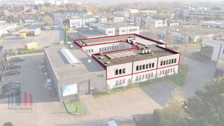 Magnificently located 900 m² office space with visibility from the busy Pontbeeklaan on the outskirts of Brussels (Zellik).Phenomenal accessibility...
