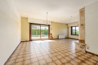 Deze charmante bungalow bevindt zich in een rustige straat binnen een aangename villawijk in Blankenberge. De woning geniet van een uitstekende ligging, vlak bij Delhaize en op wandelafstand van het strand, diverse sportfaciliteiten en het skatepark. Ook het stadscentrum, scholen en het openbaar vervoer zijn vlot bereikbaar met de fiets.<br /><br />Via de inkomhal komt u terecht in de lichtrijke leefruimte, waar grote raampartijen zorgen voor een aangenaam uitzicht op de tuin en een overvloed aan natuurlijk licht. De zonnige tuin geniet van een gunstige oriëntatie en biedt een hoge mate van privacy, waardoor u er in alle rust kunt genieten van het buitenleven. Bovendien beschikt de woning over een degelijk tuinhuis dat extra bergruimte biedt.<br /><br />De bungalow omvat verder een functionele keuken, drie volwaardige slaapkamers en een badkamer. Aansluitend bevindt zich een ruime inpandige garage met automatische poort. Daarnaast beschikt de woning over een praktische oprit en een bijkomende overdekte staanplaats.<br /><br />De zolderverdieping wordt momenteel niet benut en biedt tal van mogelijkheden voor uitbreiding of herinrichting. Hierdoor beschikt de woning over een aanzienlijk renovatie- en uitbreidingspotentieel, waardoor u de woning volledig naar eigen smaak en behoeften kunt aanpassen.<br /><br />De woning wordt verwarmd via elektrische verwarming en is voorzien van dubbele beglazing in houten schrijnwerk. Daarnaast zijn er zonnepanelen aanwezig, wat een interessante meerwaarde vormt voor de toekomstige eigenaar.<br /><br />Dankzij de rustige ligging, de ruime perceelsindeling en de vele mogelijkheden is deze bungalow een uitstekende opportuniteit voor wie op zoek is naar een woning met toekomstperspectief.<br /><br />Ontdek zelf het potentieel van deze eigendom en plan vandaag nog uw bezoek!<br /><br />