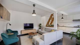 <p>Unieke opbrengsteigendom of ideale eerste woonst van 65 m² op een absolute<strong> toplocatie in Lier</strong>! Via de inkom kom je onmiddellijk in de<strong> gezellige leefruimte</strong> met een <strong>geïnstalleerde open keuken</strong>, waar licht en ruimte centraal staan. Op de eerste verdieping bevindt zich een <strong>ruime slaapkamer</strong> en een aparte, <strong>volledig uitgeruste badkamer</strong> met een douche, toilet en lavabomeubel. Kortom, een charmante en instapklare woning op een gegeerde ligging, perfect voor wie comfortabel en centraal wil wonen of investeren.<br /><br />Extra: <br />- <strong>EPC-klasse D </strong>(326 kWh -> <strong>GEEN renovatieverplichting!</strong>) <br />- Watertoets: perceelscore B, gebouwscore B. <br />- Woongebied, Vg, Gmo, Gvkr, Gvv<br />- Niet opgenomen in maatregelenregister</p><p><br /><br />Nabij school, winkels, autosnelweg, openbaar vervoer, etc. Voor meer info ga naar www.coenenvastgoed.be of bel 03/375.82.92</p>