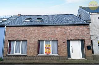 Deze gezinswoning met drie slaapkamers heeft een centrale ligging.Het centrum van Meerhout met lagere school, openbaar vervoer, winkels en horeca...