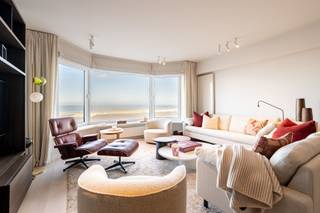 Découvrez ce magnifique appartement rénové avec vue frontale sur la mer, situé au centre d'un emplacement privilégié dans le quartier du...