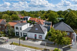 Dit handelspand met appartement, garage en koer biedt tal van mogelijkheden. Het gelijkvloers bestaat uit 2 grote ontvangstruimtes/burelen bij...
