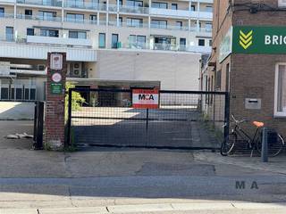 <p><span>Havenstraat. Meerdere bestemmingen mogelijk, afgesloten terrein met: 3 </span><span>garageboxen</span><span>; </span><span>parkeerplaatsen</span><span>; </span><span>kantoor</span><span>-, </span><span>magazijn</span><span>- /</span><span>stapelruimte</span><span>, </span><span>parkeergarage</span><span>. Er werden volgende vergunningen afgeleverd: grote opslagplaats voor medicijnen, ruimte voor autovoertuigen/aanhangwagens. Een werkplaats of kleinschalige productie is toegelaten, bijvoorbeeld garagist.  Ook een fitnesscentrum is hier welkom.  Voor meer info, bel gerust naar MCA-Vastgoed.  Groothandel is niet toegestaan.  Gelegen binnen de contouren van RUP Blauwe Boulevard Oost.  Het RUP Kanaalkom laat enkel detailhandel op buurtniveau toe. Het RUP met de bijhorende voorschriften is terug te vinden op de website van de stad Hasselt.  In deze verkoop zijn geen appartementen begrepen. Voor meer info, neem gerust contact op met ons kantoor. Wij zijn dagelijks bereikbaar via 0485 34 56 71.</span></p>