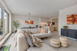 <span><span>Dit ruime appartement met <strong>2 slaapkamers</strong> beschikt over een ruim terras van maar liefst 35m², aangelegd met grote terraspotten van merk 'Atelier Vierkant' in combinatie met unieke beplanting. Het appartement heeft heel wat upgrades mogen ondergaan op vlak van verdere afwerking. Bij het binnenkomen vallen onmiddellijk de royale raampartijen op, die heel wat licht binnen brengen in het appartement. Het groen op het terras zorgt voor een aangenaam kader. De keuken is zeer ruim en van alle comfort voorzien. Het appartement telt 2 ruime slaapkamers en een badkamer met douche en lavabomeubel. Tevens is er een berging aanwezig. <br />Er wordt verwarmd met een <strong>Smart Air Klimaatsysteem</strong> (via <strong>individuele lucht/lucht warmtepomp</strong>), een uniek een vooruitstrevend systeem die koeltechnische warmte of koude omzet in warme/koude lucht en via kanalisatie verdeeld (in combinatie met een ventilatie systeem D). Door deze keuze beschikt het appartement over een volwaardig acclimatisatiesysteem waardoor je als bewoner tijdens warme zomermaanden je appartement perfect kan koelen (airco)! Tevens beschikt het appartement over <strong>zonnepanelen individueel aangesloten.</strong> <br /><br />Naast het appartement bieden wij ook een privatieve berging aan op het gelijkvloers en een privatieve staanplaats achterliggend. <br /><br />De residentie beschikt over een gemeenschappelijke fietsenberging (met oplaadpunten), een gemeenschappelijk vuilnislokaal, een gemeenschappelijke groenzone en gemeenschappelijke parkeerplaatsen met laadmogelijkheid voor elektrische wagens. <br /><br /><strong><u>Bijzondere troeven:</u></strong></span></span>
<ul>
<li><span><span>Kleinschalige residentie, lage gemeenschappelijke kosten; </span></span></li>
<li><span><span><strong>Oplaadpalen voor elektrische wagens </strong>aanwezig op de site + parkeerplaats om te laden;</span></span></li>
<li><span><span>Rustige ligging doch dicht bij het centrum;</span></span></li>
<li><span><span>Modernste technologie (Smart Air systeem, <strong>zonnepanelen</strong>,...);</span></span></li>
<li><span><span>Karaktervolle en unieke architectuur;</span></span></li>
<li><span><span>Ruim appartement met veel lichtinval;</span></span></li>
<li><span><span>De gekozen technieken laten ook toe om uw appartement in de zomer te <strong>koelen (airco)</strong>!</span></span></li>
<li><span><span>Gemeenschappelijke <strong>fietsenstalling en vuilnislokaal</strong> aanwezig.</span></span></li>
</ul>
<span><span> Wenst u graag de totaalprijs te bekomen van dit appartement? Aarzel dan niet om ons te contacteren. Bel Diksimmo op het nummer 051 50 11 51 of mail naar diksmuide@diksimmo.be.</span></span><br /><em><strong><span><span>Noot: In de vermelde prijs zijn niet alle meerwerken en opties inbegrepen. Neem contact met ons op voor meer info.</span></span></strong></em>
