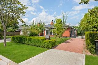 Deze instapklare bungalow is ideaal voor wie comfort, ruimte en rust wil combineren. Gelegen in een residentiële wijk in Bissegem, biedt deze woning 160 m² woonoppervlakte op een perceel van 573 m². Mooie tuin met bijgebouw. De woning beschikt over een aangename leefruimte met open haard, keuken, 3 slaapkamers en een badkamer. Dankzij de praktische gelijkvloerse indeling zijn alle leefruimtes vlot toegankelijk. Buiten geniet je van een mooie tuin met terras en een ruime oprit.TROEVEN: rustige ligging, volledig gelijkvloers, ruime tuin, ruime oprit, EPC C en centrale verwarming op aardgas.Voor wie is dit ideaal? Voor gezinnen, koppels of wie op zoek is naar een comfortabele woning zonder trappen.Te koop via Immo Beguin, jouw vastgoedexpert sinds 2009. Met kantoren in Ronse, Waregem, Kortrijk, Deinze, Doornik, Lessines, Moeskroen en Nieuwpoort.Bezoek na afspraak met IMMO BEGUIN: Louis@immobeguin.be