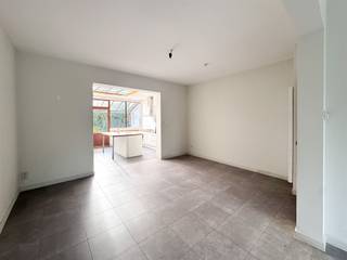 Eengezinswoning met tuin.De woning is ingedeeld als volgt: inkomhal, woonkamer/eetkamer, open ingerichte keuken , berging, wc, terras & tuin.Op het...