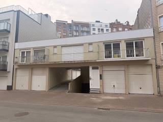 Résidence DE ZWALUW : située le long de la digue, avec entrée par l’avenue des Hirondelles, garage souterrain individuel pour 1 voiture. Dimensions...