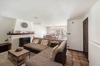 Deze bel-etage woning is rustig gelegen vlakbij het station en op wandelafstand van winkels en het strand. <br /><br />Indeling: op de benedenverdieping bevindt zich de inkomhal, een zeer grote garage en wasplaats/bergruimte die toegang geeft tot de zonnige koer. <br /><br />Op de eerste verdieping: Aangename leefruimte met zit- en eetplaats, open keuken, nachthal met apart toilet, badkamer met dubbele lavabo en ligbad. De twee slaapkamers geven uit op het overdekt terras achteraan. <br />De zeer ruime zolderverdieping wordt momenteel gebruikt als derde slaapkamer maar biedt mogelijkheid tot het creëren van meerdere kamers/hobbykamer.... <br /><br />Voor de woning bevindt zich een oprit met parkeergelegenheid voor twee wagens.<br /><br />Goed gelegen woning met veel potentieel, bezoek of meer info? 050/51.13.82. 