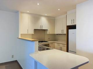 Dit appartement te huur is gelegen in hartje Kapellen, pal in het centrum en vlakbij alle belangrijke voorzieningen. Het appartement is gelegen op de eerste verdieping van een kleinschalig gebouw met lift. <br /><br />INDELING: <br />- Inkomhal met inbouwkasten en apart gastentoilet <br />- Zeer ruime woonkamer op keramische tegel<br />- Open ingerichte keuken voorzien van alle hedendaags comfort<br />- Bergplaats met aansluitingen voor wasmachine en droogkast <br />- 2 slaapkamers waarvan 1 kleinere met doorgang naar terras<br />- Badkamer met douche, tweede toilet en dubbele lavabo <br />- Ruim terras met voldoende plaats voor eettafel/lounge <br /><br />DIVERSEN:<br />- Lift <br />- Gemeenschappelijke gelijkvloerse bergplaats<br />- CV op gas <br />- zeer gunstig EPC label A<br />- Vaste kosten: € 100/ maand<br /><br />Interesse in dit mooie 2-slaapkamerappartement in Kapellen? Vraag dan uw bezoek aan en wij contacteren u voor een afspraak ter plaatse! <br />Dewaele Vastgoed Kapellen, Hoevensebaan 25 