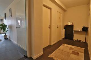 <p><span>AANGENAAM RUIM EN LICHTRIJK APPARTEMENT IN HET HART VAN DE STAD.</span></p><p><span> </span></p><p><span>Met de lift naar het vierde verdiep.   <br />Grote glaspartijen zorgen er voor heel veel licht en een aangenaam open zicht over het stationsplein.</span></p><p><span> </span></p><p><span>Een ruime inkomhal verwelkomt, er is een apart toilet en een handige berging.<br />De leefruimte komt aardig opzetten met mooie afmetingen en een zonnige oriëntatie.<br />De keuken sluit nauw aan en heeft een degelijke inrichting met voldoende kastruimte en toestellen.</span></p><p><span> </span></p><p><span>Er zijn 2 slaapkamers en een nette, nieuwe badkamer.<br />Achteraan is een klein terrasje, ideaal voor rustige buitenmomenten.</span></p><p><span>Met privatieve kelder en grote fietsbering.</span></p><p><span> </span></p><p><span>De goede energiescore en de zuidelijke oriëntatie zorgen voor een laag energieverbruik.</span></p><p><span>Parkeren kan gratis bovengronds met een bewonerskaart of ondergronds tegen een kleine bijdrage.</span></p><p><span> </span></p><p><span>CENTRAAL TEGENOVER HET STATION<br />RUIME INDELING<br />NETJES AFGEWERKT<br />NIEUWE ZUINIGE CONDENSATIEKETEL</span></p><p><span> </span></p><p><span> </span></p>