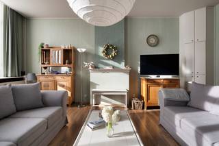 Dit herenhuis te Sint-Kornelis-Horebeke met een bewoonbare oppervlakte van maar liefst 241m² (BVO) biedt een uitzonderlijke kans om te wonen in een pand waar geschiedenis, hedendaags comfort, ruimte en sfeer samenkomen. Achter de statige gevel vindt u een indrukwekkende inkomhal met gastentoilet en een leefruimte met een gezellige zithoek en eetgedeelte, aansluitend op een functionele keuken met extra bergruimte. Authentieke elementen zoals hoge plafonds en houten deuren dragen overal bij aan de bijzondere uitstraling van het huis. Er is tevens een kelder. Via de ruime trappenhal bereikt u het eerste en tweede verdiep, waar vier kamers kunnen worden ingericht als slaapkamers, bureau of hobbyruimte. De centraal gelegen badkamer is volledig uitgerust met ligbad, douche en dubbele lavabo, terwijl één van de kamers een extra eigen doucheruimte met lavabo heeft voor extra comfort en privacy. Alsook is er een afzonderlijk toilet. Buiten kan u genieten van twee terrassen en een diepe tuin die uitnodigen tot ontspanning, met vanuit de tuin en achtergevel een weids uitzicht over het glooiende landschap. Parkeren kan eenvoudig op het eigen terrein. Een woning met landelijke ligging die u ter plaatse moet beleven om de charme en mogelijkheden volledig te ontdekken. Contacteer Vastgoed Lietaer voor meer info en plan een bezoek in via 055/500 007 of info@vastgoedlietaer.be. Enkel een schriftelijk bod aanvaard door de verkopers resulteert in enige verbintenis/verkoop. <br />