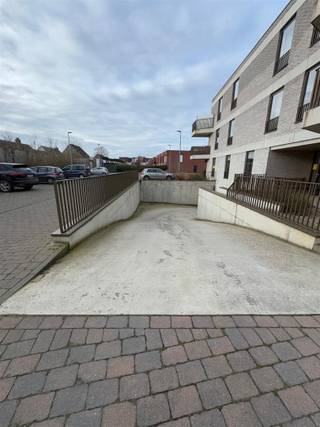 Staanplaats in het centrum van Sint-NiklaasDeze ondergrondse autostaanplaats is gelegen aan de Lindestraat, Lamstraat en Antwerpse Steenweg. Voor meer info of een bezoek: info@immodeprins.be of 03/776 06 55. Bekijk ons volledig aanbod www.immodeprins.be