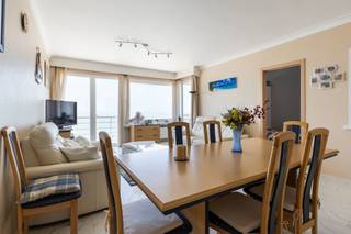 <p>Te koop: ruim appartement met 3 slaapkamers op de Zeedijk van Nieuwpoort.</p>

<p> </p>

<p>Dit appartement, biedt een comfortabele indeling met drie volwaardige slaapkamers, ideaal voor gezinnen of wie extra ruimte zoeken. Dankzij de centrale ligging geniet u van alle voorzieningen op wandelafstand, terwijl er bovendien een optie is om een garage in het gebouw aan te kopen. De toeristische zone en het levendige stadscentrum maken dit een aantrekkelijke woon- en investeringslocatie.</p>

<p> </p>

<p>Belangrijkste ruimtes:</p>

<p>• Gezellige woonkamer met aanpalend terras</p>

<p>• Functionele keuken met voldoende opbergruimte</p>

<p>• Drie slaapkamers</p>

<p>• Badkamer met douche en wastafel</p>

<p>• Apart toilet</p>

<p>• Inkomhal met vestiaire</p>

<p>• Zongericht terras aan de achterkant van het gebouw</p>

<p> </p>

<p>Troeven:</p>

<p>• 3 slaapkamers</p>

<p>• Optie tot aankoop garage in de omgeving</p>

<p>• Centraal gelegen nabij winkels, horeca en openbaar vervoer</p>

<p> </p>

<p><strong>OPEN DEUR MOMENT ZATERDAG 25/07/26 VAN 11u tot 12u30</strong></p>

<p>Neem vandaag nog contact op met je ERA-makelaar voor een bezoek.</p>

<p>058 222 222 of op gert@eraservimo.be</p>

<p> </p>

<p>JOUW DROOMAPPARTEMENT. ZO GEVONDEN!</p>