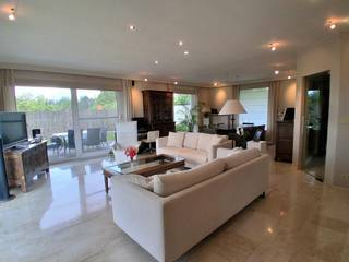 This spacious villa is quietly located in a rural area and enjoys excellent accessibility thanks to its smooth connecting roads. In addition, AZ Delta and various stores are nearby. With up to six bedrooms and spacious outdoor facilities, this is an ideal family home.<br /><br />Through the spacious entrance hall, you enter the bright living room with a cozy sitting area and separate dining area. Adjoining is the spacious kitchen, equipped with the necessary appliances. On the ground floor, there are three full bedrooms, two of which have parquet flooring, and a bathroom with a bath, walk-in shower and toilet.<br /><br />The house also has a practical storage room, basement and spacious indoor garage. Outside, there is a carport and parking for up to five additional cars. All windows have electric shutters.<br /><br />On the first floor, there are three extra large bedrooms, a separate toilet and a spacious attic that offers additional options.<br /><br />You can also enjoy many advantages outdoors. The large south-facing garden has a pond and offers plenty of space for a vegetable garden. In addition, there are two rainwater wells of 10,000 litres each.<br /><br />The house also has 3.3 kW solar panels, whose green certificates run until 2034.<br /><br />You can consult Dewaele DIY's general terms and conditions at any time via dewaele.com<br /><br />Register of measures: pending