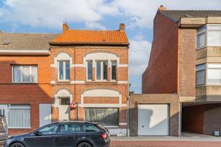 Te renoveren woning met 4 slaapkamers in Mol Op een uitstekende centrale ligging in de Martelarenstraat, in het centrum van Mol, vinden we deze...