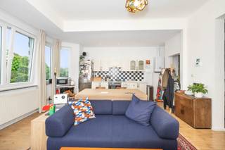 Op een steenworp van de Basiliek van Koekelberg, in een aangename wijk die gewaardeerd wordt om haar levenskwaliteit en de nabijheid van alle voorzieningen, ontdekt u dit mooie appartement van ±72 m² gelegen op de 2de verdieping van een klein gebouw uit 1956 met lage lasten.
Vanaf het eerste moment zult u gecharmeerd zijn door de natuurlijke lichtinval die de leefruimtes overspoelt. De woonkamer van ±29 m² biedt een warme en gezellige sfeer, ideaal om gasten te ontvangen of te genieten van het dagelijkse leven in alle comfort. De uitgeruste keuken sluit harmonieus aan op het geheel en voldoet perfect aan de behoeften van modern wonen.
Het appartement beschikt over een ruime slaapkamer van ±17,5 m² en een bijkomende ruimte van ±12 m² die kan worden ingericht als bureau, dressing of logeerkamer, afhankelijk van uw wensen. Een functionele douchekamer vervolledigt het nachtgedeelte. Een aangenaam terras van ±3 m² biedt bovendien een rustige buitenruimte.
Een extra troef van dit pand zijn de vier privatieve kelders, die tal van opbergmogelijkheden bieden.
EPC: E (47 kg CO₂/m²/jaar). Verhuurverplichting te respecteren.
Een kans die u niet mag missen!