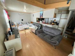 Gelegen in het dorpscentrum van Rekkem, zeer goede investering eigendom bestaande uit een inkom, etalageruimte - mogelijkheid om te vormen naar...