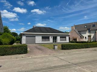 <p><span>Op een rustige en aangename locatie in Sint-Katelijne-Waver bevindt zich deze verzorgde open bebouwing, ideaal voor wie op zoek is naar ruimte, comfort en een groene omgeving. De woning beschikt over drie volwaardige slaapkamers, een badkamer met ligbad en een afzonderlijk gastentoilet.</span></p><p><span>De gesloten keuken sluit naadloos aan op de lichtrijke veranda, vanwaar u geniet van een prachtig uitzicht op de fraai aangelegde tuin. Daarnaast beschikt de woning over een ruime inpandige garage, die voldoende plaats biedt voor een wagen en extra bergruimte.</span></p><p><span>Dankzij de rustige ligging woont u hier in een aangename omgeving, terwijl winkels, scholen en belangrijke invalswegen zich op korte afstand bevinden.</span></p><p><span>De woning is beschikbaar vanaf </span><span>1 september 2026</span><span>. Interesse? </span></p><p><span>Neem contact op voor meer informatie of het plannen van een bezichtiging via het nummer 015 200 999 of info@vastgoedplus.be</span></p>