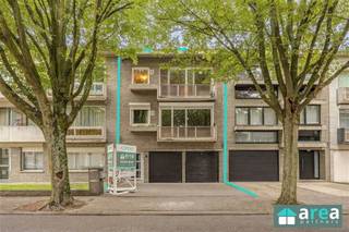 <p><span>In de rustige en groene Vijf-Aprilwarande, nabij de grens met Edegem, bevindt zich deze interessante opbrengsteigendom. Het pand is vergund als 2 woonentiteiten met 2 garageboxen, waarbij het 1ste verdiep tevens beschikt over 2 ruime kamers en een berging op het gelijkvloers met toegang tot de tuin. Momenteel is het pand feitelijk ingedeeld in 3 afzonderlijke woongelegenheden: een studio op het gelijkvloers en telkens een appartement op de eerste en tweede verdieping.</span></p><p><span> </span></p><p><span>Een veelzijdige eigendom die verschillende verhuurmogelijkheden combineert met een aangename woonomgeving.</span></p><p><span> </span></p><p><span>De eigendom is gelegen in de Mortselse wijk Oude-God, met winkels, scholen en horecazaken in de omgeving. Het station, met aansluitingen op bus en tram, biedt verschillende mogelijkheden voor verplaatsingen met het openbaar vervoer. Ook voor ontspanning in het groen zijn er aantrekkelijke mogelijkheden in de buurt.</span></p><p><span> </span></p><p><span>Grootste troeven</span></p><p><span>-Rustige, groene ligging, met dagelijkse voorzieningen in de omgeving. </span></p><p><span>-Solide betonconstructie en geïsoleerd dak. </span></p><p><span>-Buitenruimte bij elke woongelegenheid: een westgerichte tuin bij de studio en terrassen bij de appartementen. </span></p><p><span>-Twee garageboxen met elektrische poorten. </span></p><p><span>-Bij aankoop: tot één jaar gratis verhuurbeheer! </span></p><p><span> </span></p><p><span>Indeling</span></p><p><span>-Twee garageboxen:</span></p><p><span>De garageboxen zijn elk geschikt voor een middelgrote wagen en uitgerust met een elektrische poort.</span></p><p><span>-Studio (45m²):</span></p><p><span>De studio beschikt over een lichtrijke leefruimte met open keuken en rechtstreekse toegang tot de ruime, westgerichte tuin van circa 90m². De slaapkamer van circa 9m² kijkt uit op het groen. Een badkamer, praktische berging en afzonderlijk toilet vervolledigen deze woongelegenheid.</span></p><p><span>-Appartement 1 (80m²):</span></p><p><span>Dit appartement omvat een ruime leefruimte met toegang tot het 1ste terras en een aansluitende keuken van (10m²). Vanuit de centrale inkomhal bereikt u de badkamer van (4m²) met douche, het afzonderlijke toilet en de berging. Achteraan bevinden zich twee volwaardige slaapkamers van (15m² & 12m²). De tweede slaapkamer biedt toegang tot een bijkomend terras van (3m²).</span></p><p><span>-Appartement 2 (80m²):</span></p><p><span>Het 2de appartement heeft dezelfde praktische indeling als het eerste appartement, met een aangename leefruimte, een aansluitende keuken van (10m²), badkamer met douche, een afzonderlijk toilet en een berging. Achteraan bevinden zich 2 slaapkamers van (15m² & 12m²), waarvan de tweede toegang geeft tot het terras van (3m²).</span></p><p><span> </span></p><p><span>Voor meer informatie kan u terecht bij Area Partners: INFO@area.be of 03/284.60.60</span></p>