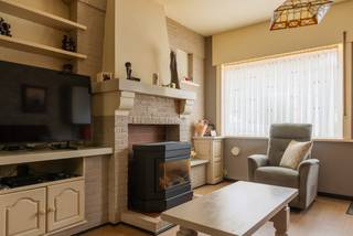 <p>Op zoek naar een gezellige woning met voldoende ruimte en alle dagelijkse voorzieningen binnen handbereik?<br />Deze woning combineert een centrale ligging met een praktische indeling en een aangename tuin. Met een bewoonbare oppervlakte van 134 m² biedt de woning verrassend veel ruimte en verschillende mogelijkheden om ze helemaal naar eigen wens in te richten.<br /><br />Op het gelijkvloers kom je binnen in een ruime en lichtrijke leefruimte met open keuken. De open indeling zorgt voor een aangenaam ruimtegevoel en maakt dit tot een fijne gezellige plek.<br />Verder beschikt deze verdieping over een gastentoilet en een badkamer met douche en aansluiting voor de wasmachine.<br />Op de eerste verdieping bevinden zich twee volwaardige slaapkamers. Via een vaste trap bereik je de tweede verdieping, waar zich de derde slaapkamer bevindt.<br />Ook buiten is het aangenaam vertoeven. De tuin biedt voldoende ruimte om van zonnige dagen te genieten en beschikt over een handig tuinhuis voor extra opbergruimte.<br />Dankzij het achterpoortje is de woning bovendien ook via de achterzijde bereikbaar.<br /><br />Aan de woning werden in het verleden ook verschillende werken uitgevoerd. Zo zijn er zonnepanelen geplaatst, is spouwmuurisolatie aanwezig en werd het dak reeds vernieuwd.<br /><br />Dankzij de ligging in de Molenstraat woon je op korte afstand van het centrum van Meerhout. Winkels, scholen en andere dagelijkse voorzieningen zijn hierdoor vlot bereikbaar.<br /><br /><strong>Troeven op een rij</strong></p>
<ul>
<li><span>EPC-label D – geen renovatieverplichting </span></li>
<li><span>3 slaapkamers </span></li>
<li><span>Tuin met tuinhuis en toegang langs achterzijde</span></li>
<li><span>Zonnepanelen aanwezig </span></li>
<li><span>Centrale ligging in het centrum van Meerhout </span></li>
</ul>
<p><br />Interesse? We nemen graag de tijd om je deze woning ter plaatse te laten ontdekken.<br />📞 014 84 83 69<br />✉️ info@sublimmo.be</p>