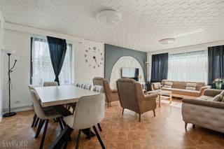 Welkom in het hart van Deurne – een lichtrijk appartement op de eerste verdieping met een praktische indeling, ondergrondse autostaanplaats én een vlotte bereikbaarheid richting stad en omliggende gemeenten.<br /><br />Openbaar vervoer (tram, bus), winkels, scholen en andere voorzieningen bevinden zich vlakbij. Ook het Rivierenhof, een van de grootste groene troeven van Antwerpen, ligt nabij – ideaal voor ontspanning, sport of een rustige wandeling.<br /><br /><strong>Indeling: </strong><br />De inkomhal met gastentoilet leidt naar een open en lichte leefruimte, verbonden met een volledig uitgeruste keuken. De drie slaapkamers bieden ruimte voor elk gezinslid of als extra hobbykamer. Via de leefruimte bereik je een gezellig terrasje – een fijne plek voor een koffie in de zon.<br />De badkamer is uitgerust met een ligbad, enkele lavabo en aansluiting voor wasmachine – praktisch en overzichtelijk ingericht.<br /><br />Daarnaast beschik je over een privatieve kelderberging voor extra opbergruimte én een ondergrondse autostaanplaats – een absolute meerwaarde in deze centrale buurt.<br /><br />De elektriciteit is conform en het appartement werd recent gerenoveerd met oog voor comfort en functionaliteit.<br /><br />Een woonplek waar bereikbaarheid, rust en ruimte samenkomen. Interesse? Neem contact met ons op – we leiden je met plezier rond.<br /><br />Troeven van dit pand: <br />Ondergrondse autostaanplaats<br />Privatieve kelderberging<br />Elektriciteit conform<br />Recent gerenoveerd met oog voor comfort en functionaliteit