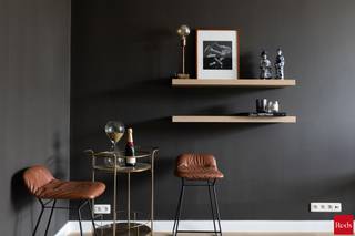 ENKEL BEZOEKEN MOGELIJK DOOR ONDERSTAANDE LINK VOLLEDIG EN CORRECT IN TE VULLEN:<br />mijnhuurprofiel.be<br /><br /><strong>Ruim appartement met terras nabij het centrum van Antwerpen</strong><br /><br />Op zoek naar een ruim en lichtrijk appartement op een centrale locatie? Dit gezellige appartement bevindt zich op de eerste verdieping van een kleinschalig en rustig gebouw, op minder dan 2 km van het centrum van Antwerpen. Dankzij de nabijheid van winkels, openbaar vervoer en belangrijke invalswegen geniet u hier van een uitstekende bereikbaarheid.<br /><br />Bij het binnenkomen wordt u verwelkomd in de ruime leefruimte, waar de grote raampartijen zorgen voor een aangename natuurlijke lichtinval. Vanuit de woonkamer heeft u rechtstreeks toegang tot het ruime terras, een fijne plek om te genieten van de buitenlucht.<br /><br />Aansluitend bevindt zich de volledig geïnstalleerde keuken, uitgerust met onder andere een oven, microgolfoven en vaatwasser. Naast de keuken is er een praktische berging met aansluiting voor een wasmachine.<br /><br />Het appartement beschikt over drie afzonderlijke slaapruimtes (pods), elk groot genoeg voor een tweepersoonsbed. Hierdoor is het appartement ideaal voor verschillende doelgroepen, zoals een gezin, een koppel dat extra ruimte wenst of bewoners die op zoek zijn naar een praktische indeling. Ook cou-housing is hier meer dan mogelijk!<br /><br />De badkamer is uitgerust met een douche, een dubbel lavabomeubel en een toilet.<br /><br />Als extra troef kunnen de bewoners gebruikmaken van de ruime gemeenschappelijke tuin, die professioneel wordt onderhouden en een aangename, groene omgeving biedt om te ontspannen.<br /><br />De maandelijkse huurprijs bedraagt €1.700. De gemeenschappelijke kosten bedragen een provisie van €195 per maand, inclusief verwarming, water, elektriciteit en het onderhoud van de gemeenschappelijke delen.<br /><br />Onmiddellijk beschikbaar.<br /><br />Interesse? Neem gerust contact op met Xander via xander@reds.be voor meer informatie of een bezoek ter plaatse.