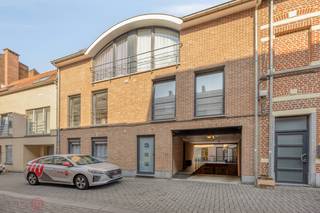 Uniek handelspand te huur in hartje Leuven<br />Gelegen in dé belangrijkste winkel-wandelstraat van Leuven vindt u dit veelzijdige handelspand met een oppervlakte van ca. 75 m².<br />Indeling:<br />Gelijkvloers (ca. 40 m²)<br />Halve verdieping omhoog (ca. 32 m²) met toog en sanitaire ruimte<br />Kelderruimte<br />Autostaanplaats onder het gebouw<br />Het pand werd in het verleden reeds succesvol uitgebaat als tattooatelier en ijssalon, en biedt dus tal van mogelijkheden. Horeca is echter niet toegelaten.<br />Bevoorrading is eenvoudig mogelijk via de Lepelstraat (met auto of bestelwagen).<br />Troeven:<br />Toplocatie in het commercieel centrum van Leuven<br />Inclusief autostaanplaats<br />Goede bereikbaarheid voor leveringen<br />Bel ons gerust voor meer informatie of een vrijblijvend bezoek! email naar Info@immo-m.be of 0468 22 53 22