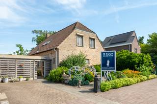<p><strong>Charmante gezinswoning</strong> met<strong> 5 slaapkamers </strong>en zonnige tuin in rustige en gegeerde buurt te Essen<br />Deze charmante woning is gelegen in een <strong>rustige en aangename buurt</strong> te Essen en beschikt over een ruime, <strong>volledig omheinde tuin </strong>met westelijke oriëntatie. Dankzij het grote gazon, verschillende terrassen en het tuinhuis geniet je hier van veel buitenruimte en privacy.<br /><br /><strong>Gelijkvloerse verdieping:</strong><br />-inkomhal met vestiaire <br />-<strong>gezellige leefruimte </strong>met gaskachel, die zorgt voor een warme en huiselijke sfeer.<br />-de keuken is uitgerust met een gasvuur, oven, spoelbak en voldoende kastruimte. <br />-aansluitend bevindt zich een praktische berging waar ook de gasketel geplaatst is.<br />-een extra kamer die perfect kan dienen als bureau of slaapkamer, voorzien van ingemaakte kasten<br />-badkamer met ligbad, douche en lavabo.<br /><strong>Eerste verdieping:<br /></strong>-ruime overloop/nachthal<br />-<strong>vier volwaardige slaapkamers</strong> <br />De zolder, bereikbaar via een luik, biedt extra opbergruimte en de zoldervloer werd geïsoleerd, wat bijdraagt aan een betere energie-efficiëntie.<br /><br />De <strong>tuin is een echte troef</strong> van deze woning: een ruime, groene tuin met groot gazon, verschillende zithoeken en een praktisch tuinhuis. Daarnaast is er een carport, ideaal voor het stallen van fietsen of extra opslag.<br />Een ideale woning voor wie op zoek is naar<strong> rustig wonen</strong> met veel buitenruimte, en toch nabij het centrum van Essen.<br /><br /></p>